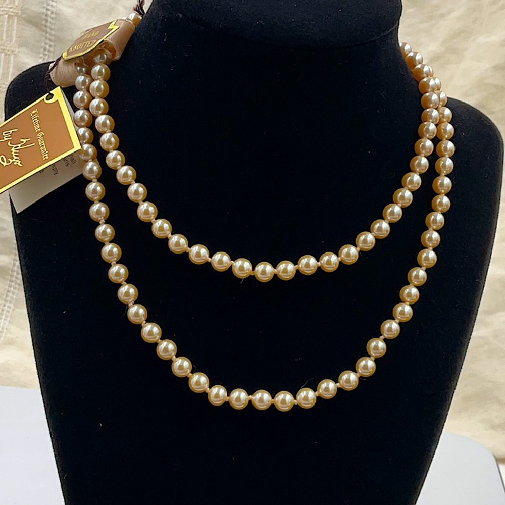 BrandNew Vintage HUGO Elegant30” Gold Pearl Necklace W/Gold Pearl Clasp (1980’s)